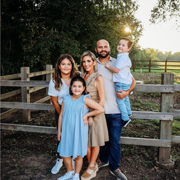 Meet your Posher, Stephanie - Picture 2 of 8